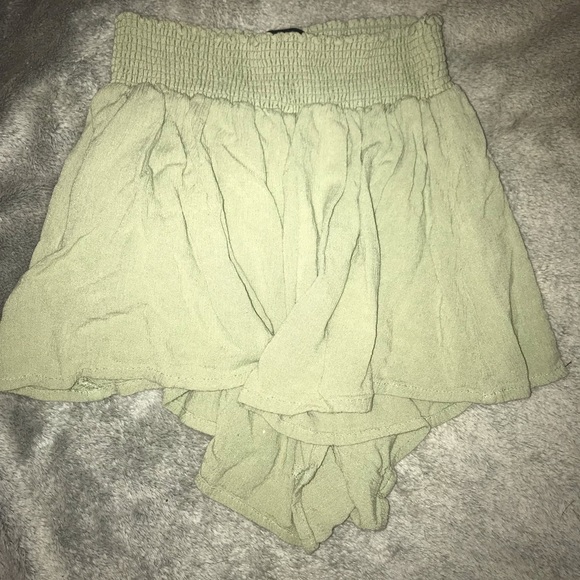 Light green flowy / ruffle shorts - Picture 3 of 4